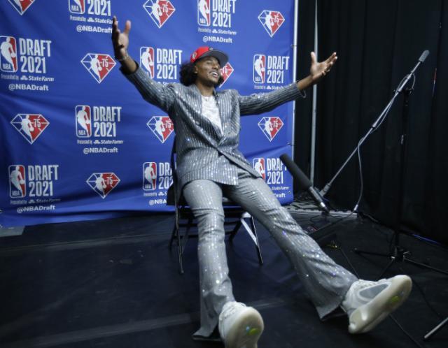 爱游戏在线-新秀签约大获成功 阿迪达斯欲重塑篮球产品线