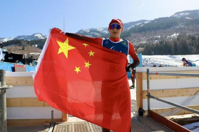爱游戏在线-米兰冬残奥会首个比赛日，国歌响彻意大利泰塞罗越野滑雪体育场｜米兰冬残奥会特别报道